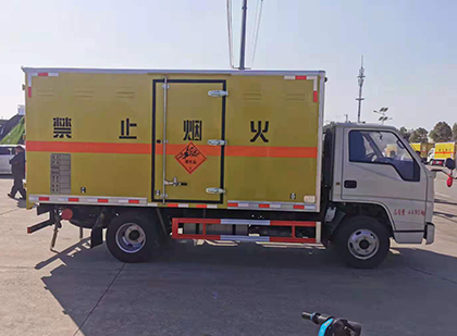 钟楼爆破器材运输车工人安全操作规范与智能技术保障